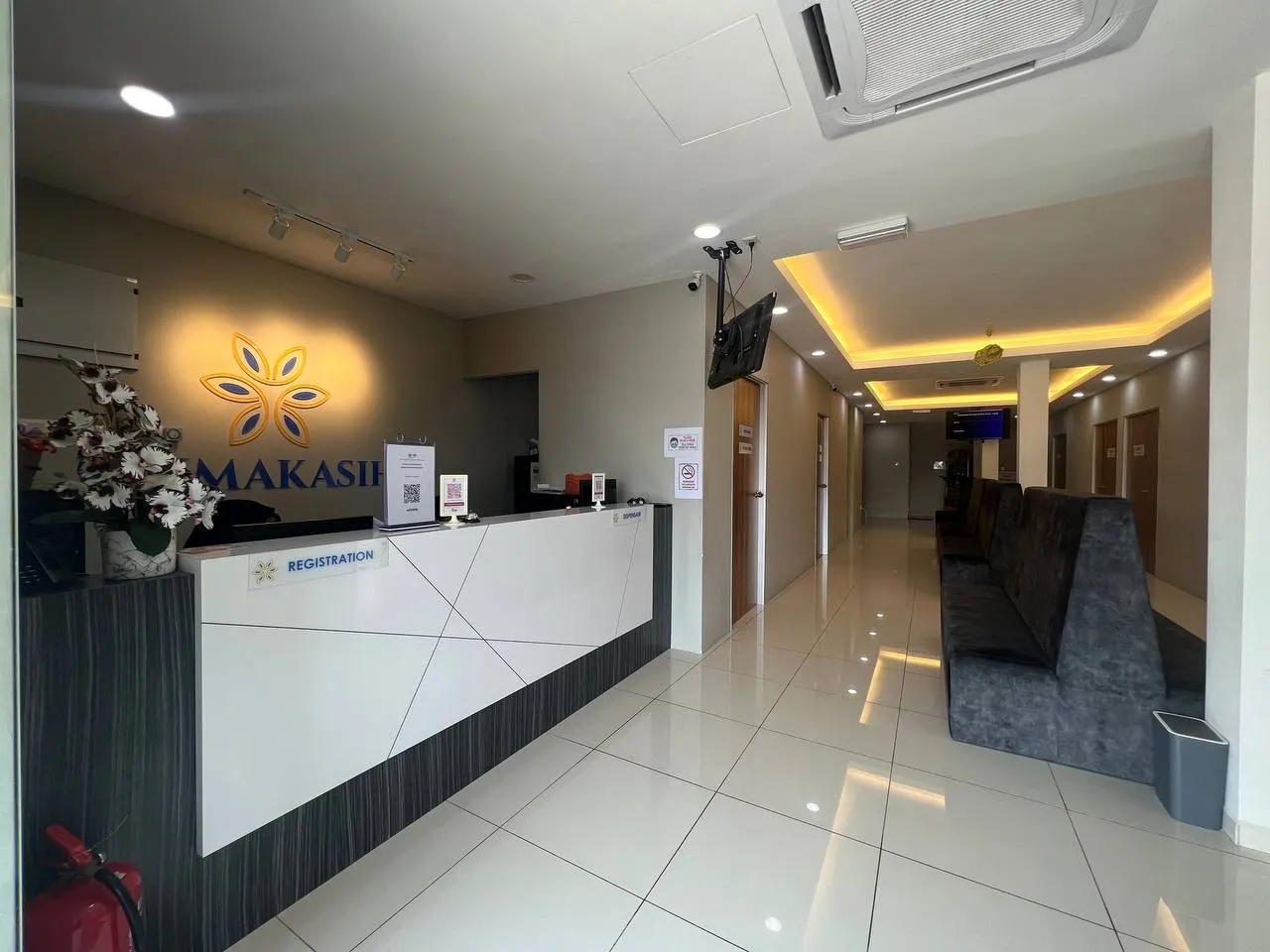 Kaunter pendaftaran Klinik Primakasih dengan logo Primakasih