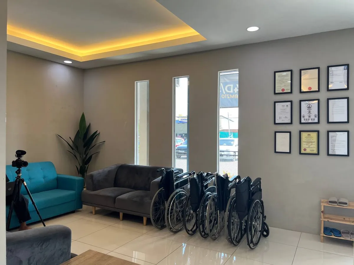 Ruang menunggu klinik dengan tempat duduk dan bingkai di dinding