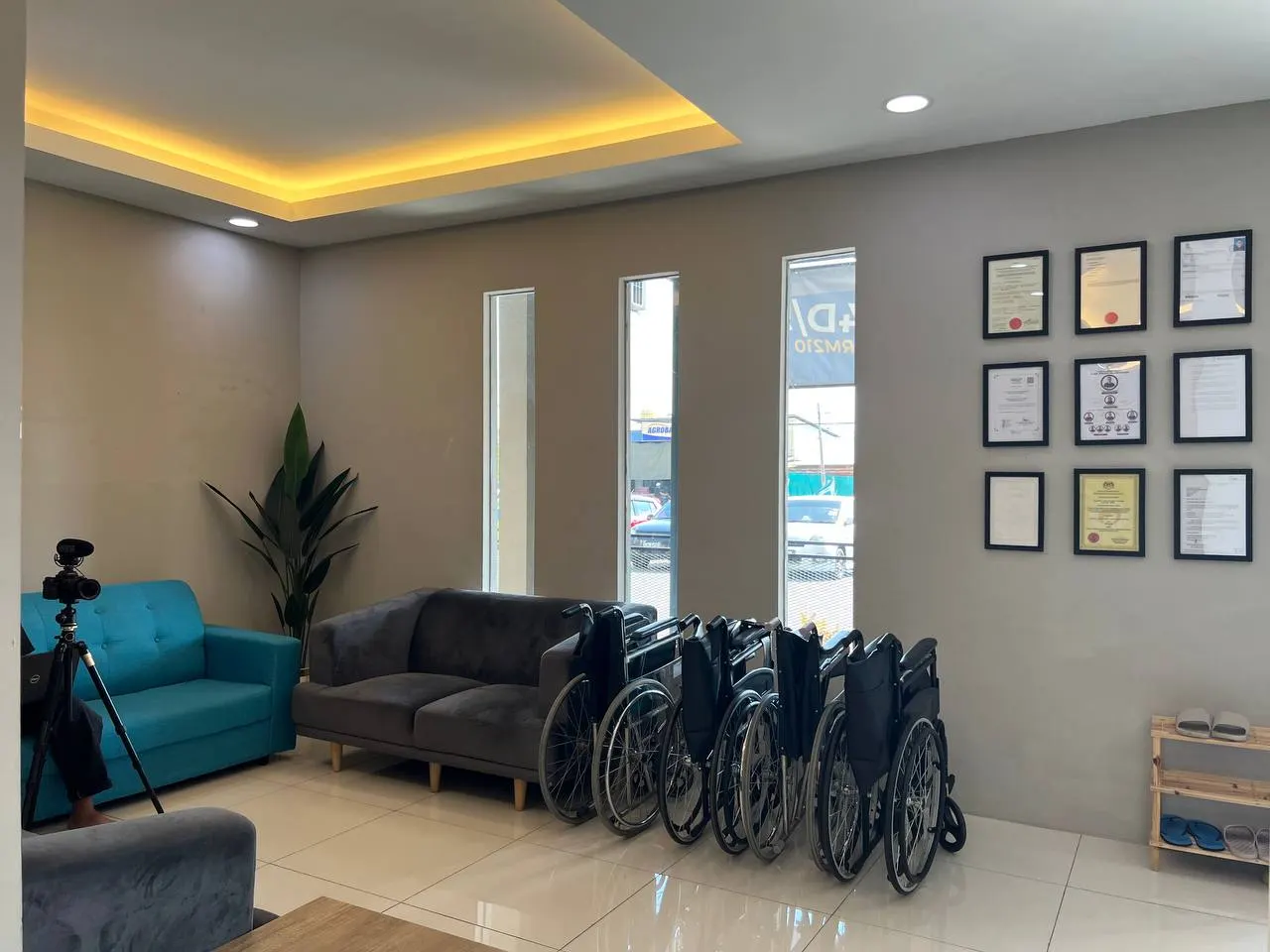 Ruang menunggu klinik Primakasih dengan sijil akreditasi berbingkai