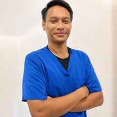 Potret Dr Shahrul Fadzli Bin Abd Wahab dalam pakaian klinikal.