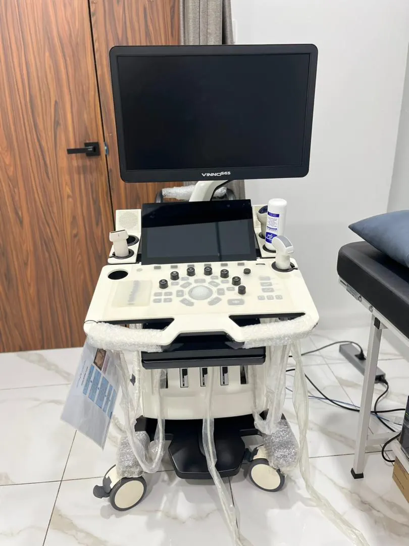 Mesin ultrasound di Klinik Primakasih untuk pemeriksaan imbasan