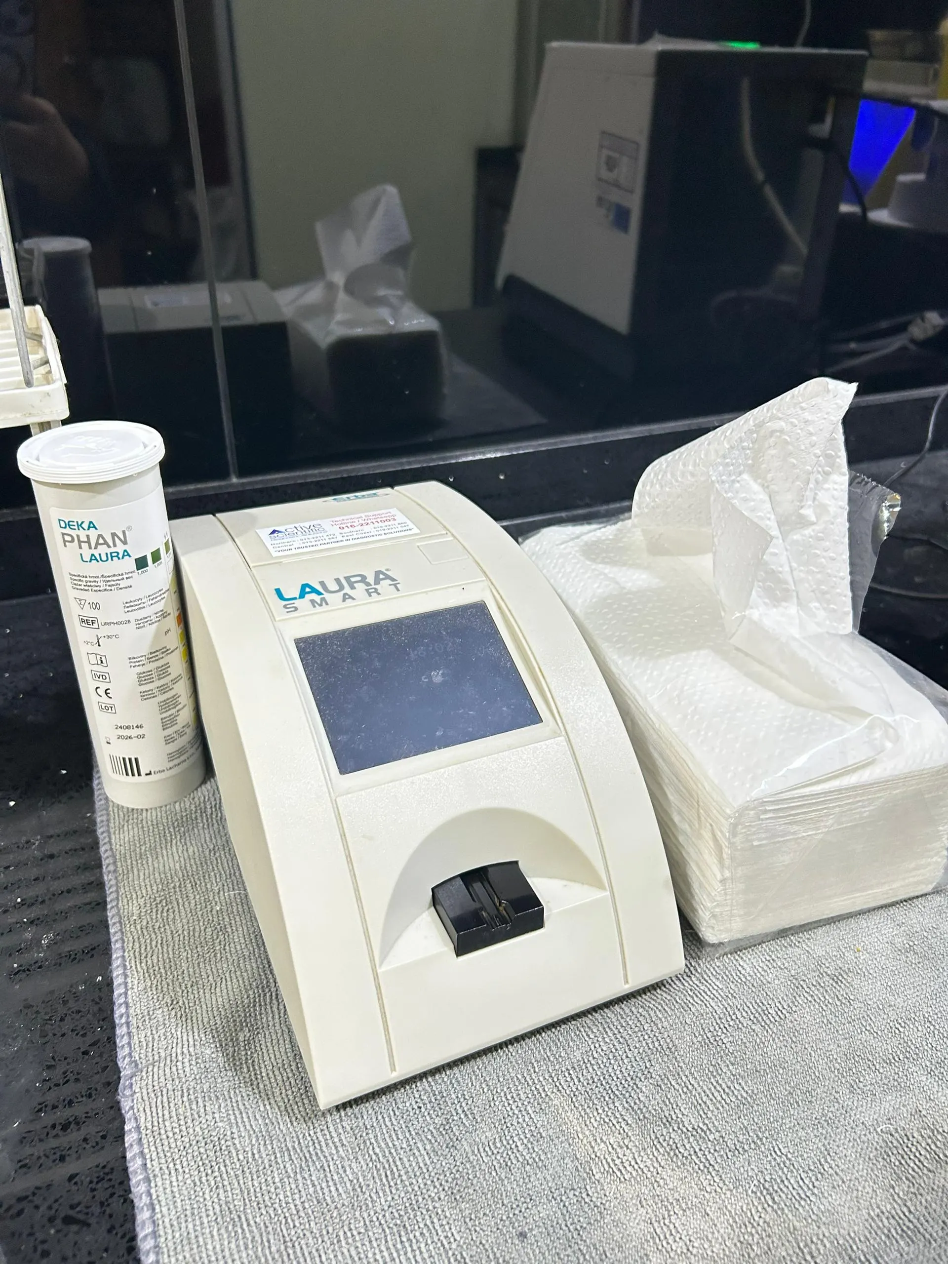 Alat analisis air kencing untuk ujian di tempat