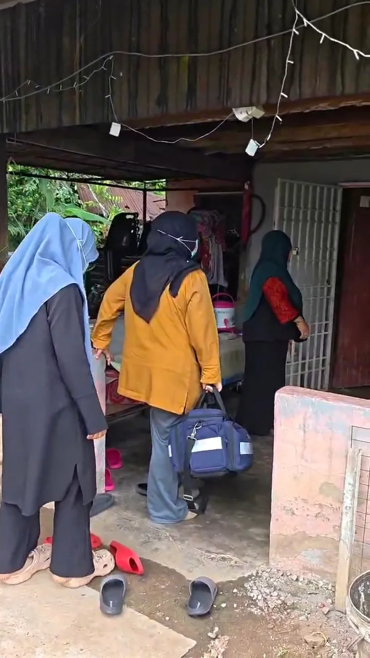 Pasukan Primakasih tiba di rumah pesakit dengan beg peralatan untuk lawatan doktor.