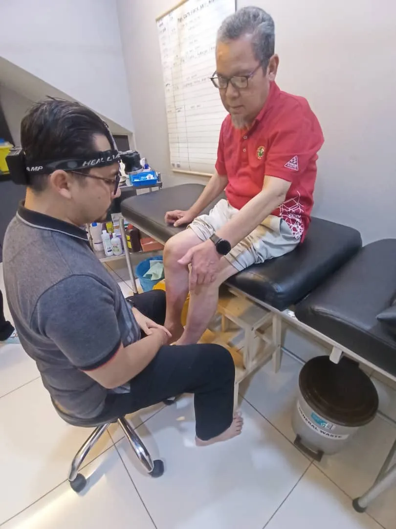 Sesi penilaian lutut oleh doktor di klinik