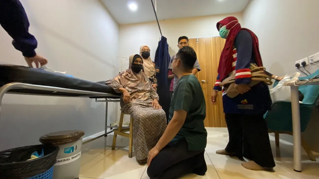 Sesi konsultasi penjagaan lutut di klinik